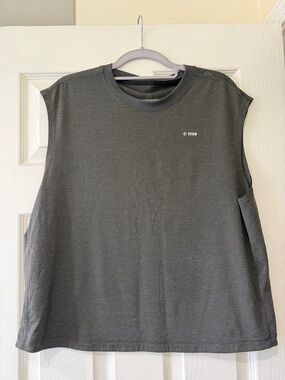 Men’s Medium Lululemon Gray cropped tank top